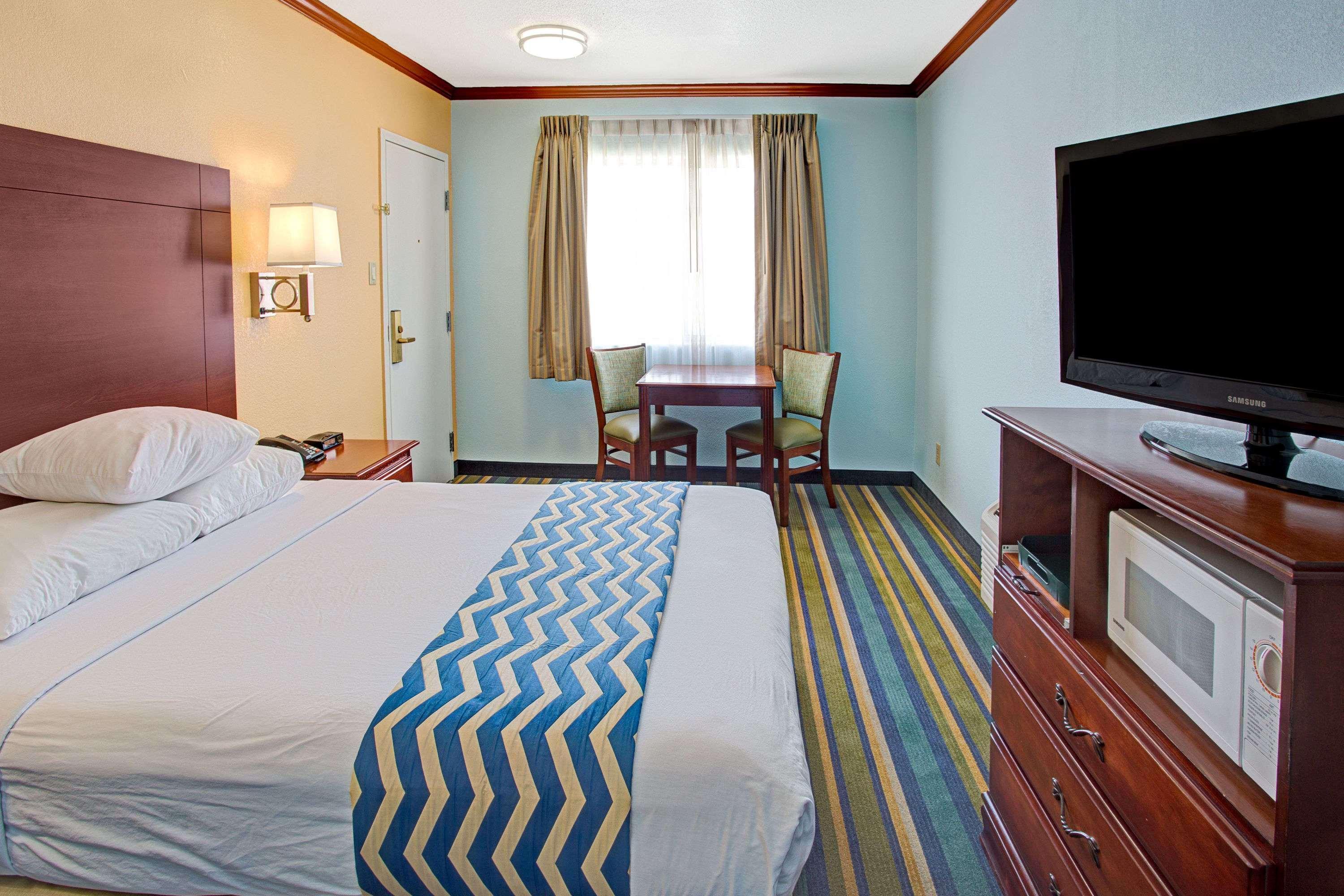 Travelodge By Wyndham Бишъп Екстериор снимка
