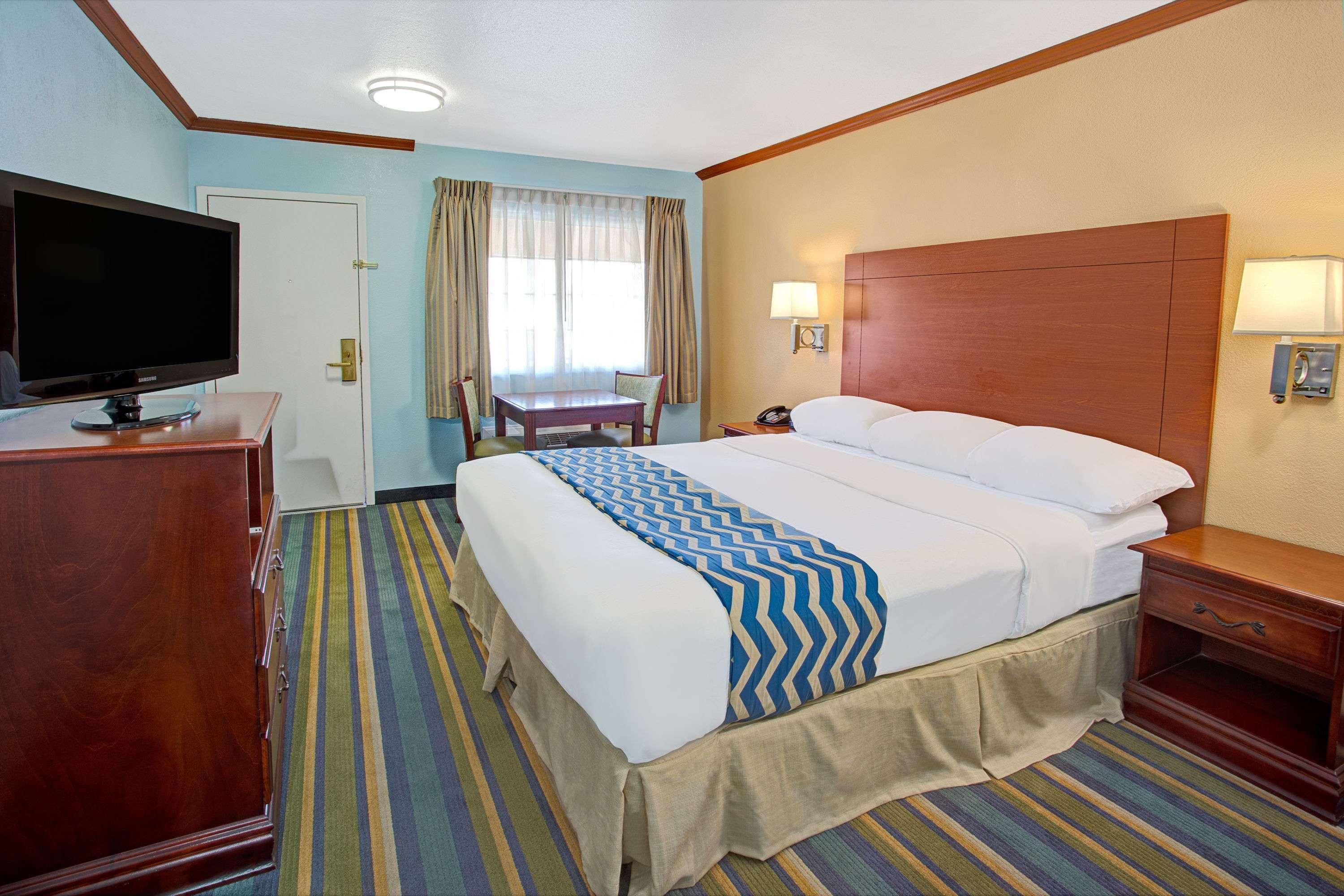 Travelodge By Wyndham Бишъп Екстериор снимка